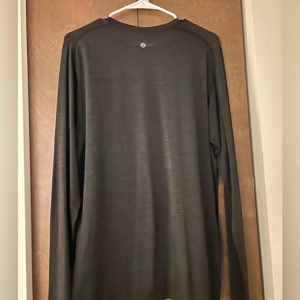 Men’s Lululemon long sleeve workout top